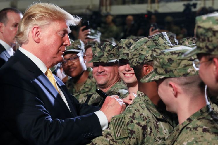 트럼프-아베, 日호위함 승선…"日, F-35 최대 구매국"