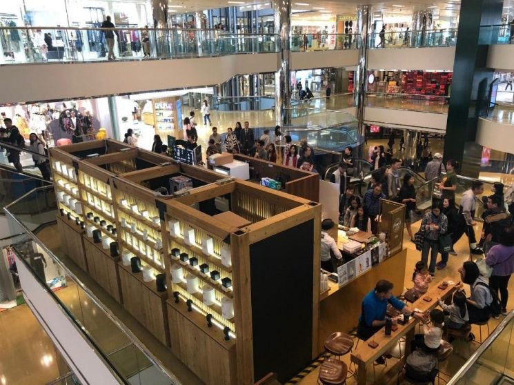 홍콩 씨티플라자 안에 오픈한 백미당 팝업스토어. 아이스크림을 먹으려는 소비자들로 분주하다.