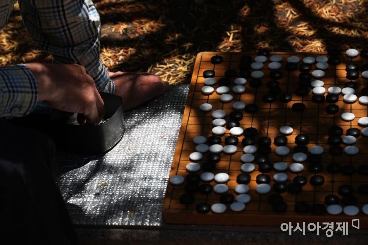 포근한 날씨를 보인 2019년 5월28일 서울 종로구 종묘공원에서 어르신들이 바둑을 두고 있다. /문호남 기자 munonam@