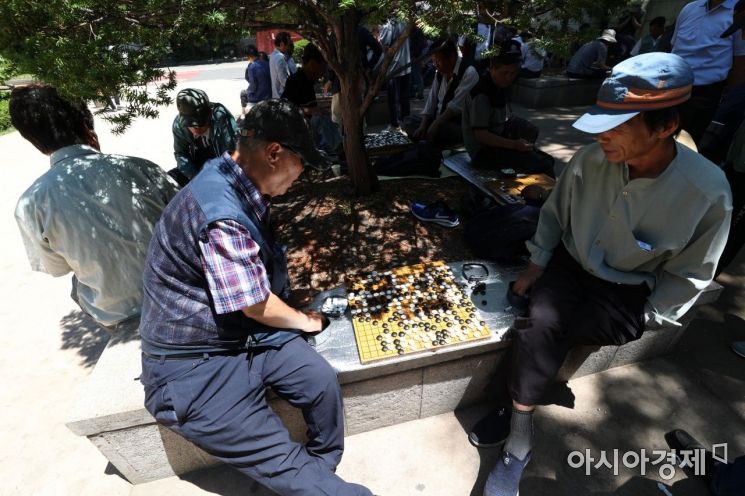 2019년 5월28일 서울 종로구 종묘공원에서 어르신들이 바둑을 두고 있다. [아시아경제 자료사진]