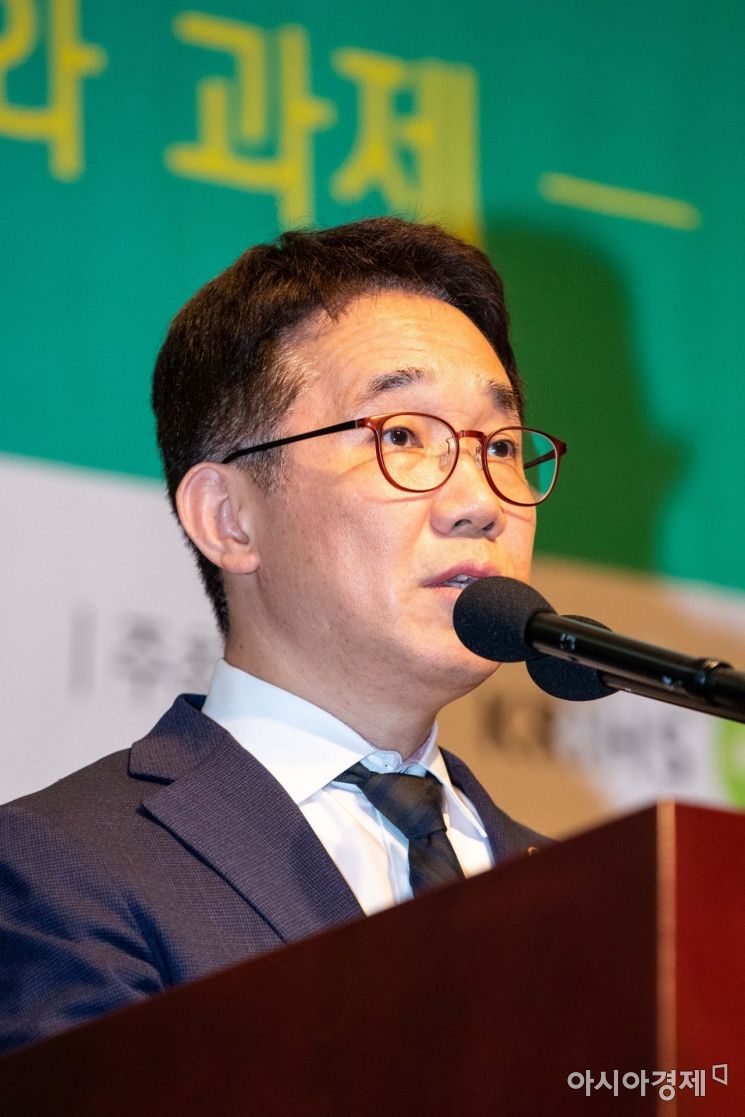 박선호 국토교통부 1차관이 28일 서울 중구 프레스센터에서 열린 '문재인 정부 주택정책 2년의 성과와 과제 세미나'에 참석해 인사말 하고 있다./강진형 기자aymsdream@