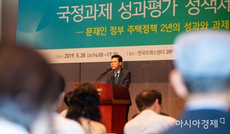 [포토]축사하는 홍장표 위원장