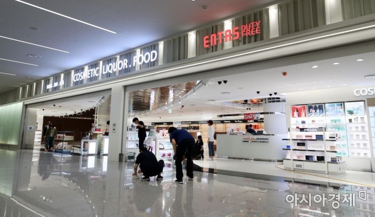 [포토] 개장 준비하는 면세점 관계자들
