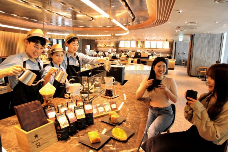 고객들이 스타벅스커피코리아의 리저브 바 매장 50호점인 대한산공회의소R점에서 커피마스터들이 직접 추출해준 커피를 즐기고 있는 모습.