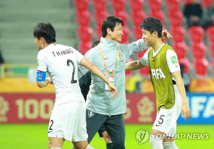 정정용 U20 대표팀 감독이 29일(한국시간) 폴란드 티히 경기장에서 열린 2019 국제축구연맹(FIFA) 20세 이하(U-20) 월드컵 F조 조별리그 2차전 한국과 남아프리카공화국 경기가 끝난 뒤 김현우를 격려하고 있다./사진=연합뉴스