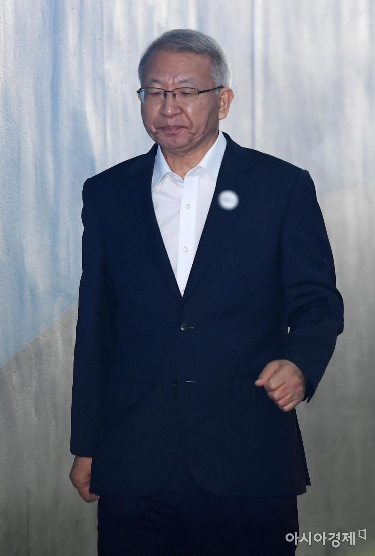 사법농단 의혹으로 구속기소 된 양승태 전 대법원장이 첫 공판에 출석하기 위해 29일 서울 서초구 서울중앙지법에 도착, 호송차에 내려 법정으로 향하고 있다./김현민 기자 kimhyun81@