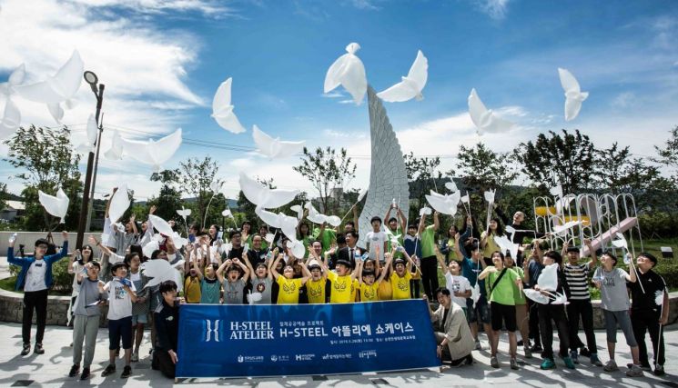 현대제철은 지난 28일 순천시 순천만생태문화교육원에서 철제공공예술 프로젝트 'H-Steel 아뜰리에(ATELIER)' 쇼케이스를 개최하고 이곳에 설치된 공공예술조형물을 공개했다. 이날 행사에 참석한 시민들이 순천시의 상징인 두루미 풍선을 날리고 있다.(현대제철 제공)