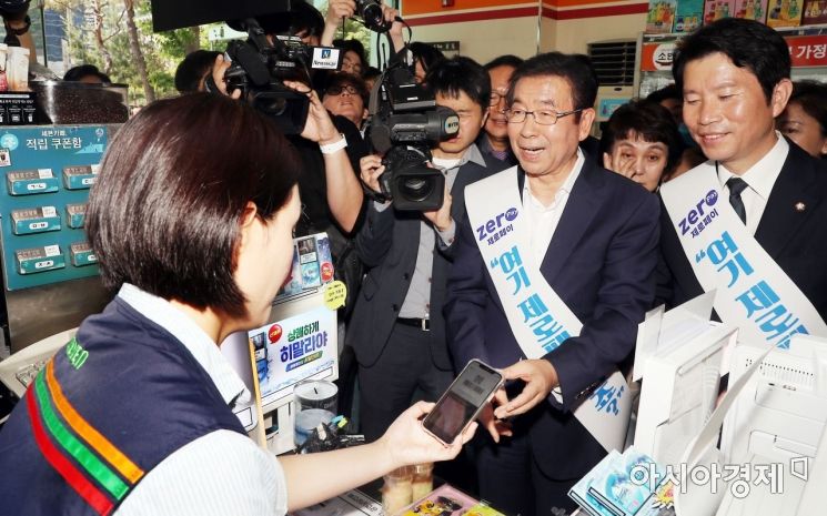 [포토] 제로페이로 결제하는 박원순 시장과 이인영 원