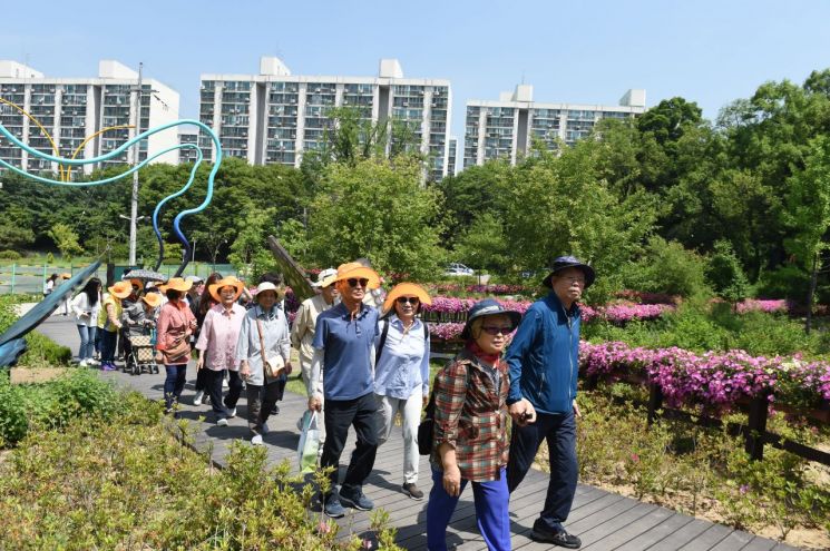 [포토]오승록 노원구청장, 치매어르신 및 꽃길봉사단과 나비정원 함께 걸어