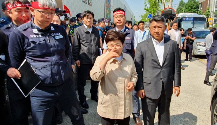 자유한국당 임이자 의원과 장석춘 의원이 29일 오전 서울 강남 개포 재건축 8단지 현장을 찾아 크레인 농성을 벌이는 김 모 조합원과 통화한 뒤 이동하고 있다. [이미지출처=연합뉴스]