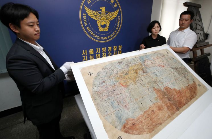 도난된 국내 最古 서양식 지도 '만국전도' 25년 만에 찾았다