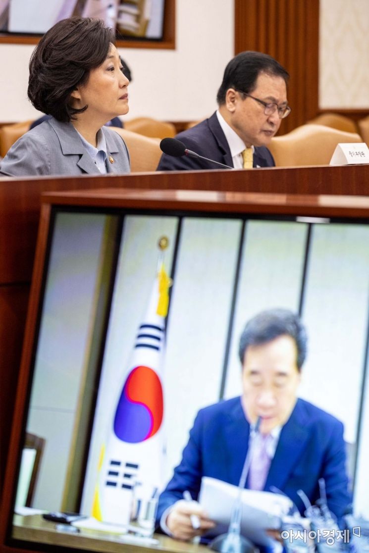 [포토]이낙연 총리 모두발언 경청하는 박영선-유영민 장관