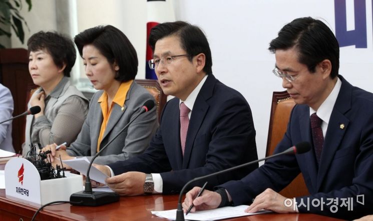 황교안 자유한국당 대표(오른쪽 두 번째)가 30일 국회에서 열린 최고위원회의에 참석, 모두 발언을 하고 있다./김현민 기자 kimhyun81@