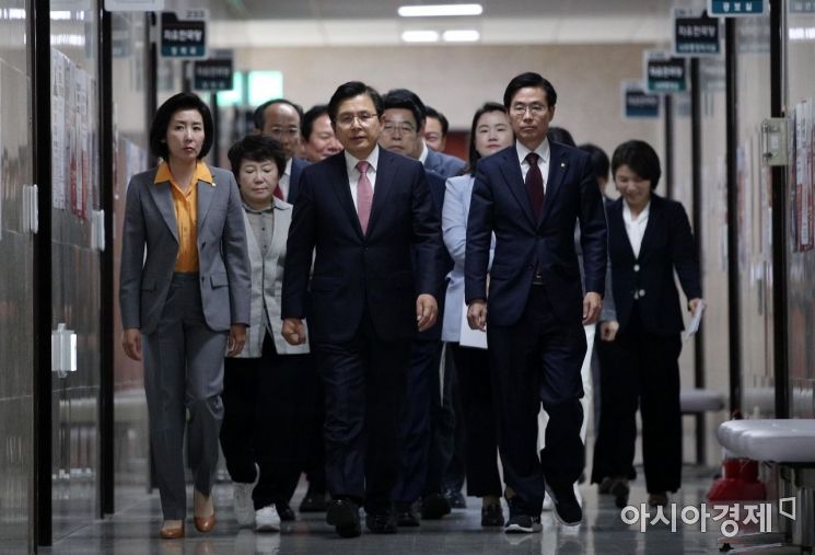 [포토] 최고위 향하는 한국당 의원들