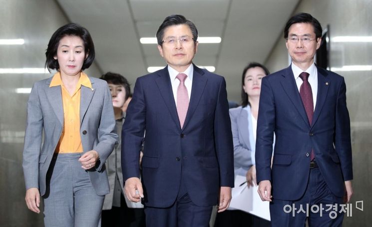 [포토] 회의장 향하는 한국당 의원들