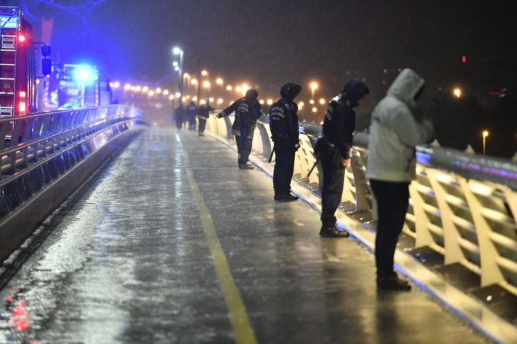29일(현지시간) 저녁 헝가리 부다페스트 다뉴브강에서 한국인 관광객들이 탑승한 유람선'하블라니'(헝가리어로 '인어')가 침몰해 구조대와 경찰이 다뉴브강 주변을 수색하고 있다. 
사진=EPA·연합뉴스