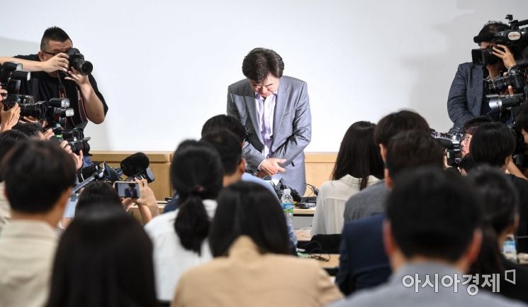 [포토]고개 숙여 인사하는 참좋은여행 관계자