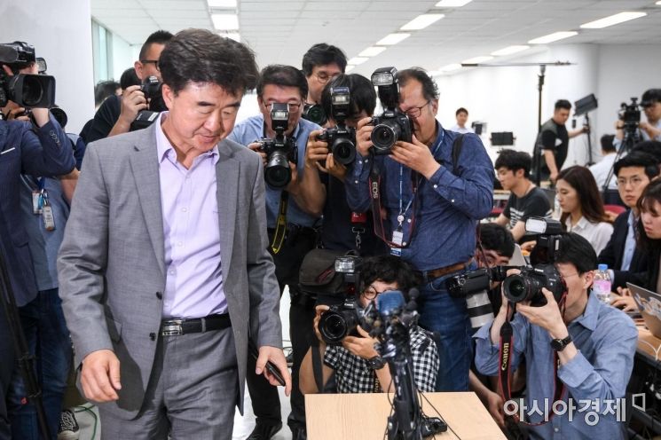 [포토]상황대책실 들어서는 참좋은여행 관계자