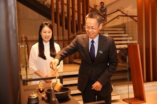 대익그룹 우위엔즈(??之) 회장이 신제품 ‘전심(傳心)’ 보이차 시음을 하고 있다.