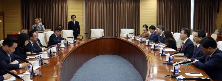 박양우 문화체육관광부 장관(사진 오른편 가운데)이 30일 중국 문화여유부에서 뤄슈강 중국 문화여유부장과 면담을 하고 있다. 박 장관은 이날 단체관광과 개별관광의 균형적 성장, 지역관광 교류 확대, 온?오프라인 홍보 협력 강화 등을 제안하고, 양국 간 관광?문화?콘텐츠 분야 현안에 대한 논의를 했다.<문화체육관광부 제공>