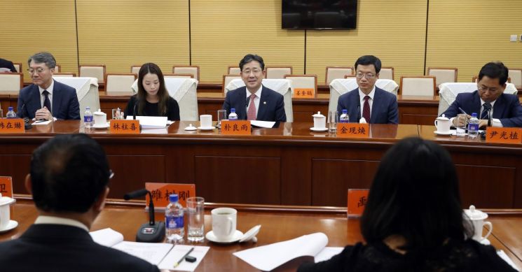 30일 중국 문화여유부를 방문한 박양우 문화체육관광부 장관(가운데)과 문체부 대표단<문화체육관광부 제공>