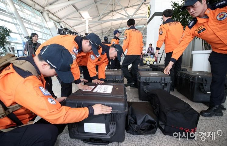 [포토] 짐 옮기는 소방청 구조대원들