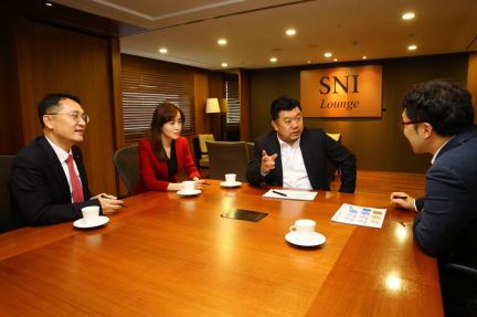 삼성증권 가업승계연구소 소속 전문가들이 컨설팅 관련 회의를 진행하고 있다.