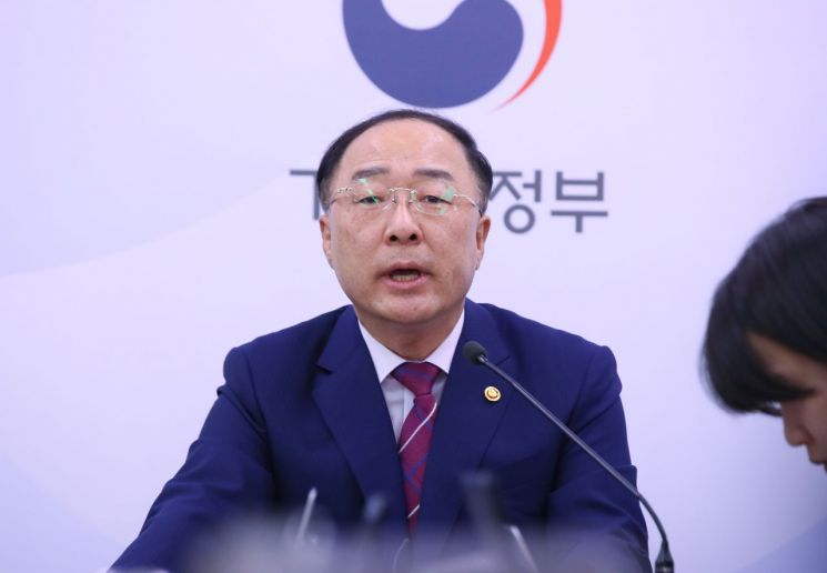 홍남기 "입국장 면세점, 600개 일자리 창출…서비스산업 혁신 도화선"