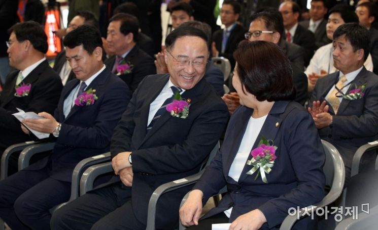 [포토] 박순자 의원과 대화하는 홍남기 부총리