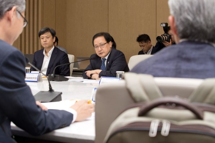 유영민 과학기술정보통신부 장관이 31일 오후 서울 중구 대한상공회의소 컨퍼런스룸에서 열린 '제5회 과학기술관계장관회의' 를 주재 하고 있다.