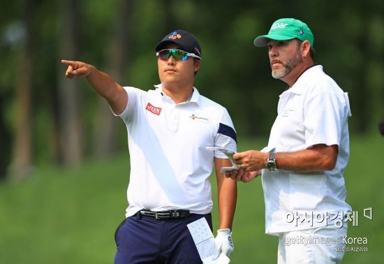 이경훈이 메모리얼토너먼트 둘째날 9번홀에서 캐디와 홀 공략에 대해 이야기하고 있다. 더블린(美 오하이오주)=Getty images/멀티비츠