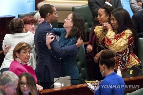 미국 일리노이주 하원이 기호용 마리화나 합법화 법안을 최종 승인한 뒤 의원들이 얼싸안고 있다.(사진=AP연합뉴스)