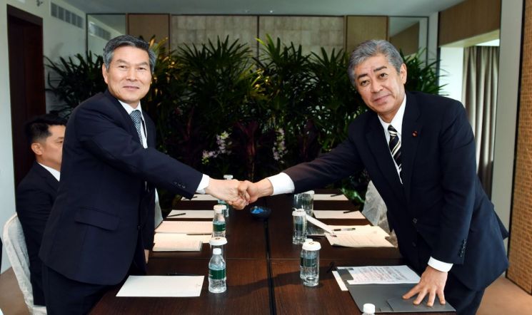 제18차 아시아안보회의(일명 샹그릴라 대화) 참석을 위해 싱가포르를 방문한 정경두 국방부 장관(왼쪽)이 지난 1일 이와야 다케시 일본 방위상과 회담에 앞서 악수하고 있다. (사진=국방부)