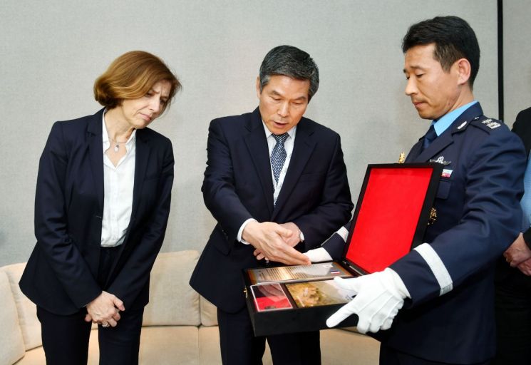 제18차 아시아안보회의에 참석한 정경두 국방부장관이 1일 플로랑스 파를리 프랑스 국방장관을 만나 지난달 7일 화살머리고지 일대에서 발견한 6·25전쟁 프랑스 참전용사 고(故) 이브 모알릭 상병의 인식표를 인도하고 있다. (사진=국방부)