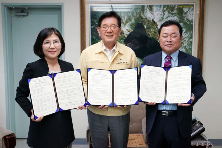 유덕열 동대문구청장(가운데)과 김옥희 건설산업사회공헌재단 사무처장(왼쪽), 박상종 구 사회복지협의회 회장이 ‘주거환경 개선사업’ 업무 협약식을 마치고 기념촬영을 하고 있다.