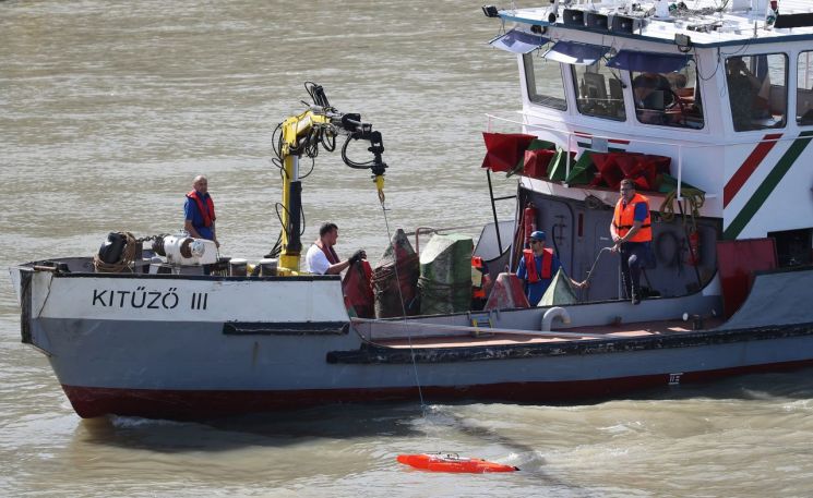 1일(현지시간) 헝가리 부다페스트 다뉴브 강에서 헝가리 관계자들이 유람선 침몰 사고에서 유속 측정 장비로 추정되는 물체를 강 위에 띄우고 있다. [이미지출처=연합뉴스]