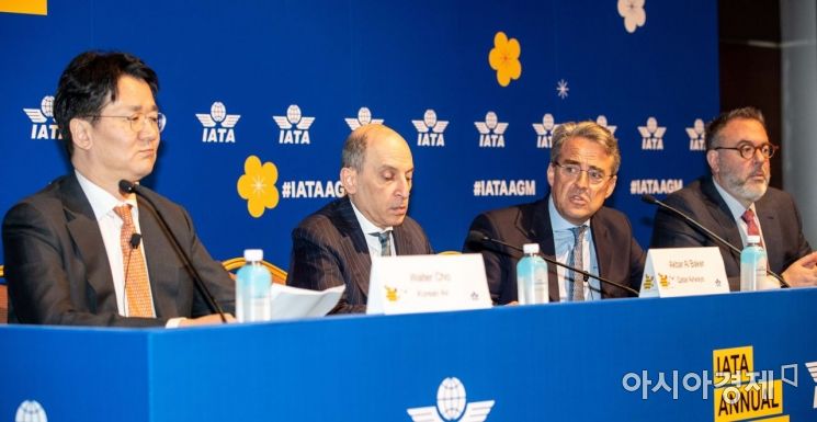 [포토]취재진 질문에 답하는 쥐니아크 사무총장