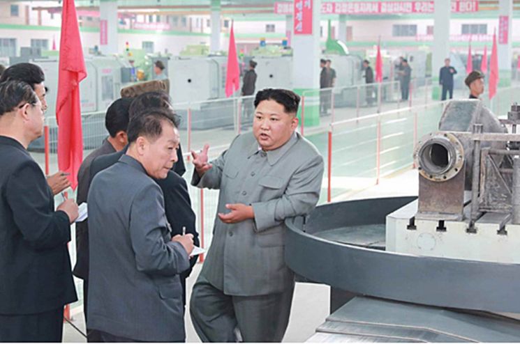 김정은 북한 국무위원장이 평남기계종합공장을 현지 지도했다고 조선중앙통신이 2일 보도했다. 전날 보도된 자강도 일대 공장 시찰 후 평양으로 귀환하는 길에 들린 것으로 추정되며, 시찰 날짜는 밝히지 않았다. 사진은 중앙통신이 홈페이지에 공개한 김 위원장이 공장 관계자들과 대화하는 모습.