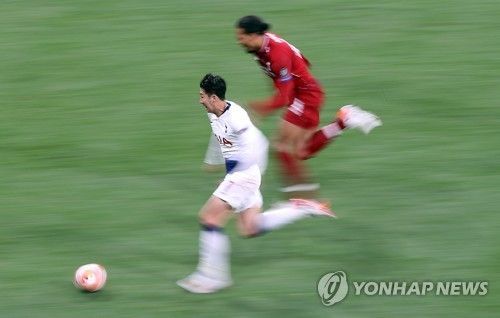 손흥민(27·토트넘)이 2일(한국시간) 스페인 마드리드 완다 메트로폴리타노에서 치러진 2018-2019 UEFA 챔피언스리그 결승전에서 질주하고 있다/사진=EPA연합뉴스
