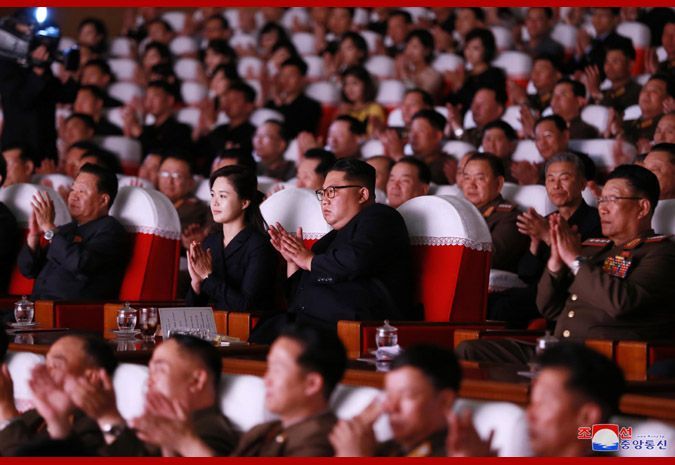 김정은 북한 국무위원장이 전날 제2기 제7차 군인가족예술소조경연에서 당선된 군부대들의 군인가족예술조조경연을 관람했다고 조선중앙통신이 3일 보도했다.