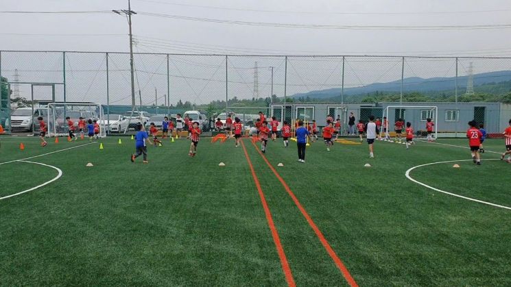 서귀포리더스FC 소속 선수들이 전용 풋살구장에서 연습을 하고 있다.