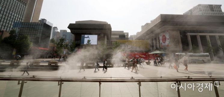 [포토]지글지글 광장, 쿨링포그로 열기 식히기