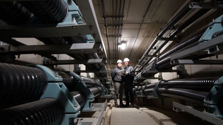 LS전선 직원들이 지하에 설치된 송전선로를 점검하고 있다.