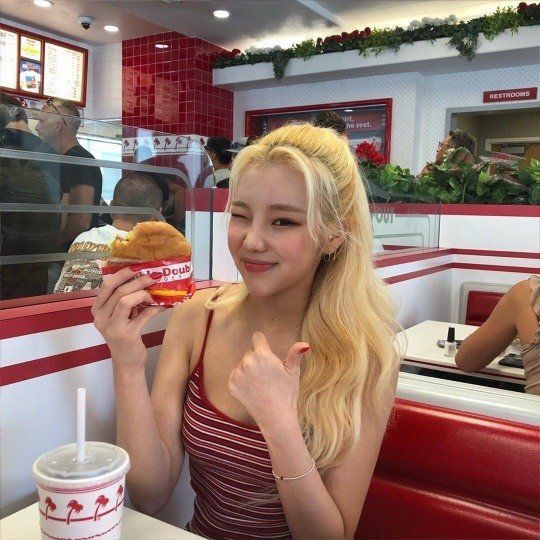 [포토] 주이 '금발 미녀의 햄버거 먹방'