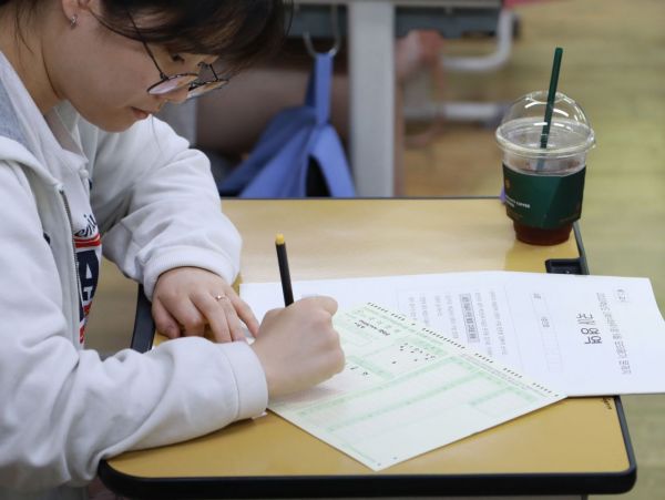 대학수학능력시험 6월 모의평가가 실시된 지난 4일 오전 서울 영등포구 여의도여자고등학교에서 학생들이 시험 시작 전 언어 영역 시험지를 받고 있다.
