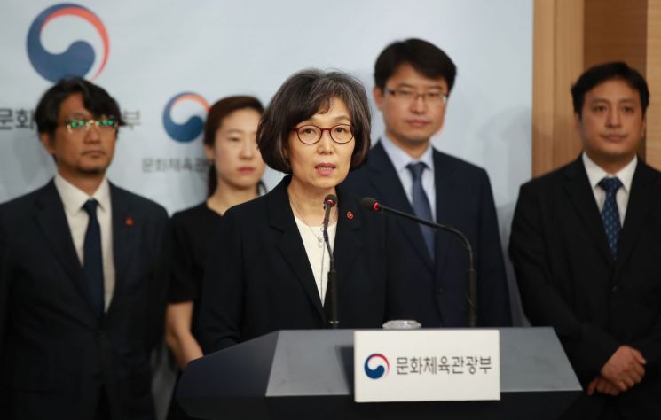 문화체육관광부 스포츠혁신위원회 문경란 위원장이 4일 오전 서울 세종대로 정부서울청사 별관 브리핑실에서 학교스포츠 정상화를 위한 권고문을 발표하고 있다.[이미지출처=연합뉴스]