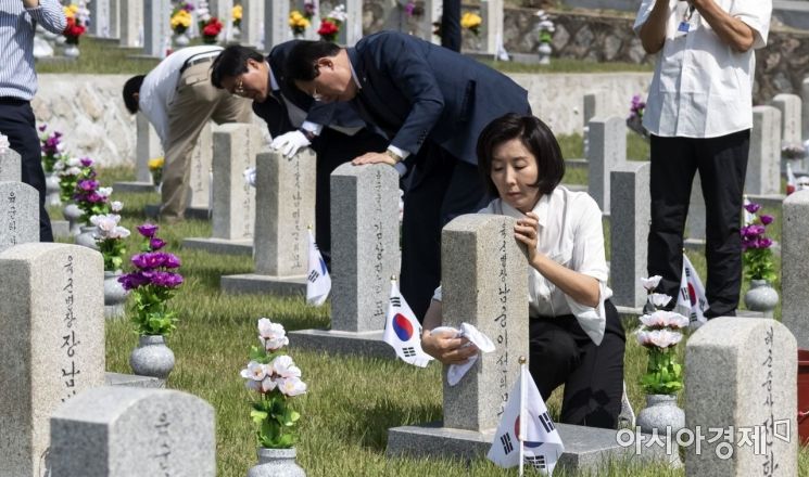 [포토] 묘역청소하는 나경원 원내대표