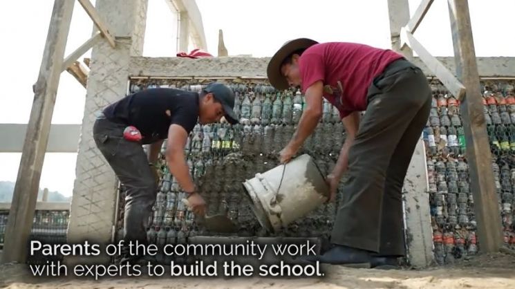 중남미 과테말라에서는 페트병으로 만든 '에코벽돌'로 학교를 지었습니다. [사진=hugitforward.org 홍보영상 화면캡처]