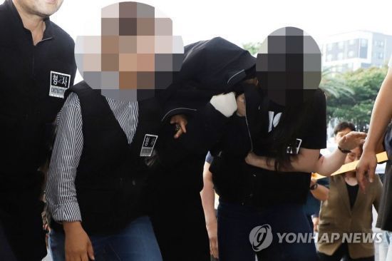 제주시의 한 펜션에서 전 남편을 살해한 혐의를 받는 30대 여성(왼쪽 세 번째)이 1일 제주동부경찰서로 호송되고 있다. 사진=연합뉴스