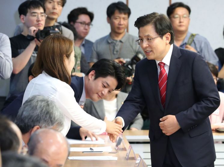 황교안, '5당 회담 後 단독 영수회담' 靑 제안 거절